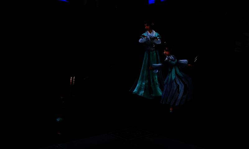 父子角色正在体验投壶互动动作，温馨画面令人会心一笑