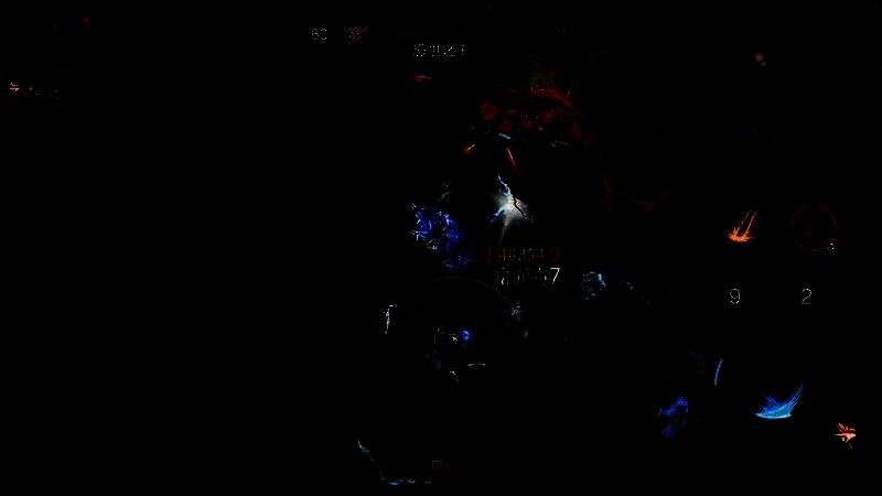 玩家在副本中激烈战斗的画面，角色技能特效炫目