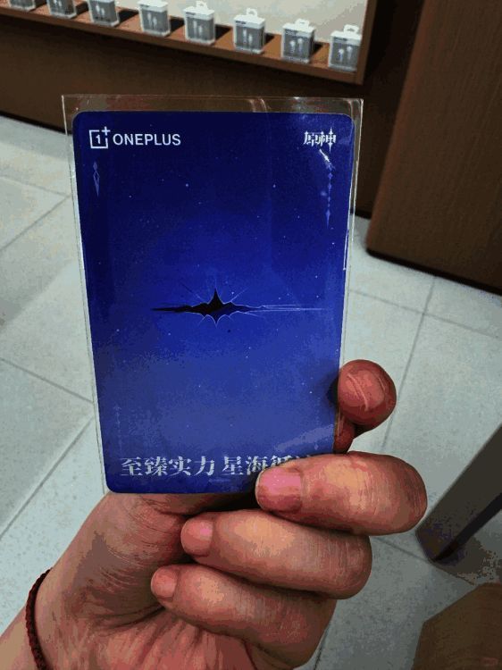 旅行者手持镭射卡合影留念，背景为丝柯克主题装饰展板