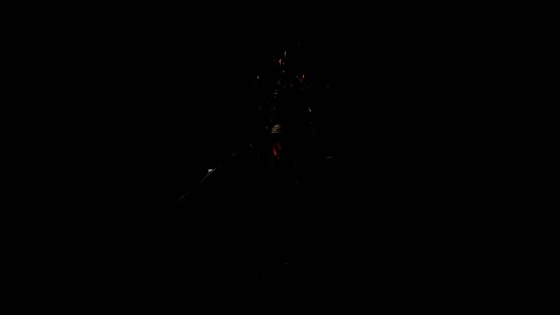 狂骑士冲锋时盔上的蜡烛仿若神祇赐下的微光，染血的烛焰象征对恶魔的宣判