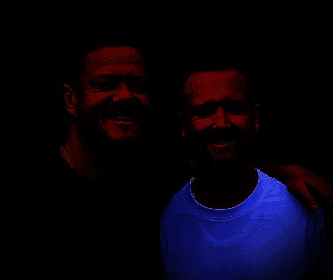 两位开发者站在复古录音设备前进行音乐创作的工作场景