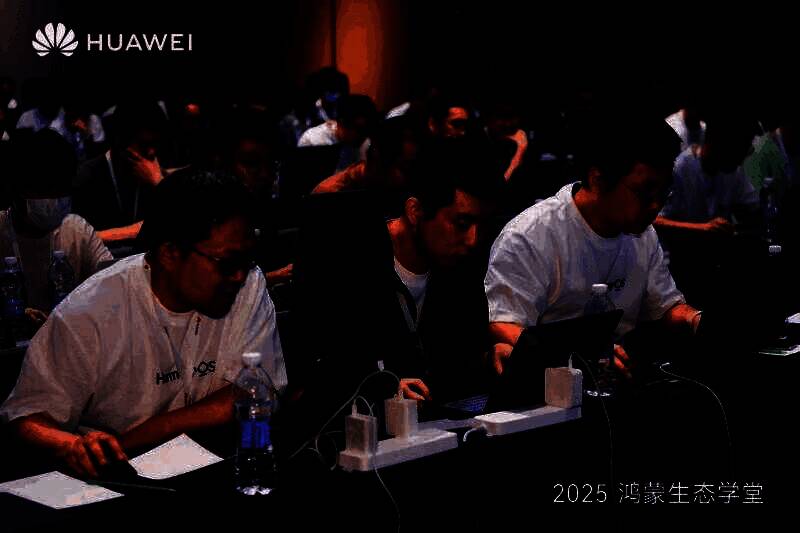 课堂互动环节，学员与讲师面对面交流技术问题