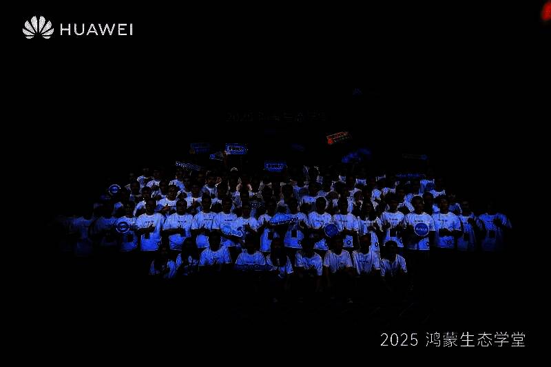 全体学员大合影，背景为‘鸿蒙生态学堂·游戏专班’主题展板