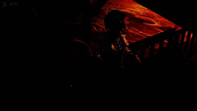 摄影师身穿夏日风格时装，手持相机站在沙滩上，身后是碧蓝海景