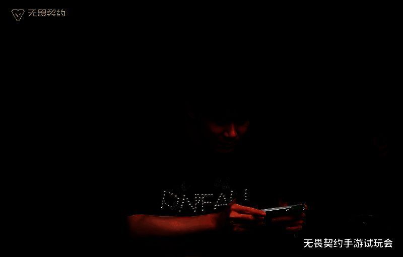 选手们在舞台上演绎激烈对战，观众掌声不断