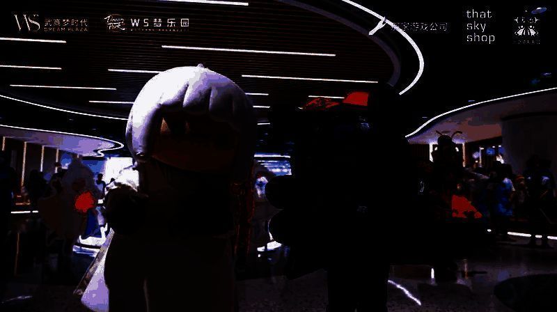 光之子们在快闪店内挑选武汉限定周边，背景可见黄鹤楼与热干面主题文创商品