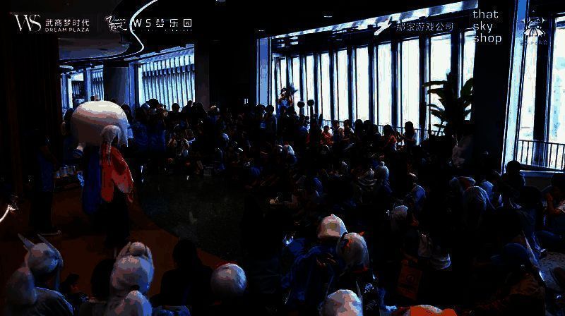 友乐日活动现场，光之子们围坐一圈进行互动游戏，气氛热烈