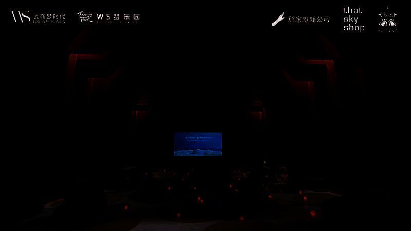 冥想时刻现场，光之子们席地而坐，闭目沉思，沉浸在平和氛围中