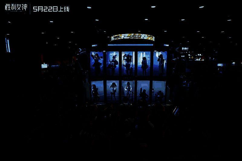 妮姬展台与coser合影宣传图