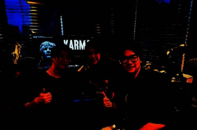 《黑暗世界：因与果》游戏场景展示，昏暗街道上的紧张追逐画面