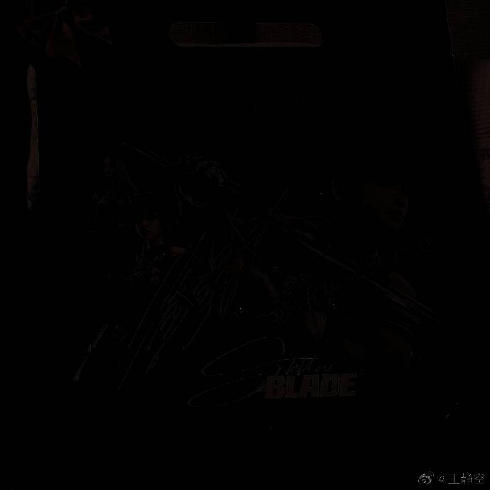 中韩游戏人交流现场，桌上摆放着游戏周边纪念品