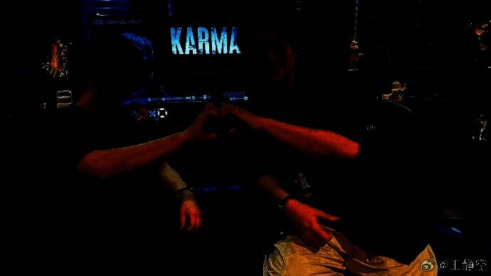 游戏内审讯室场景，光影效果营造出强烈压迫感