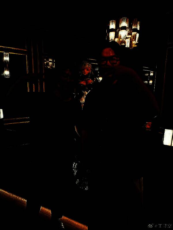 角色手持调查工具探索场景，细节纹理刻画精致