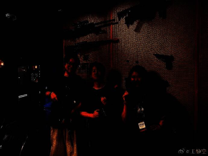 游戏过场动画截图，展现独特的视觉叙事风格