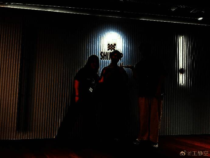 城市街景俯瞰视角，霓虹灯光与阴沉天色形成鲜明对比