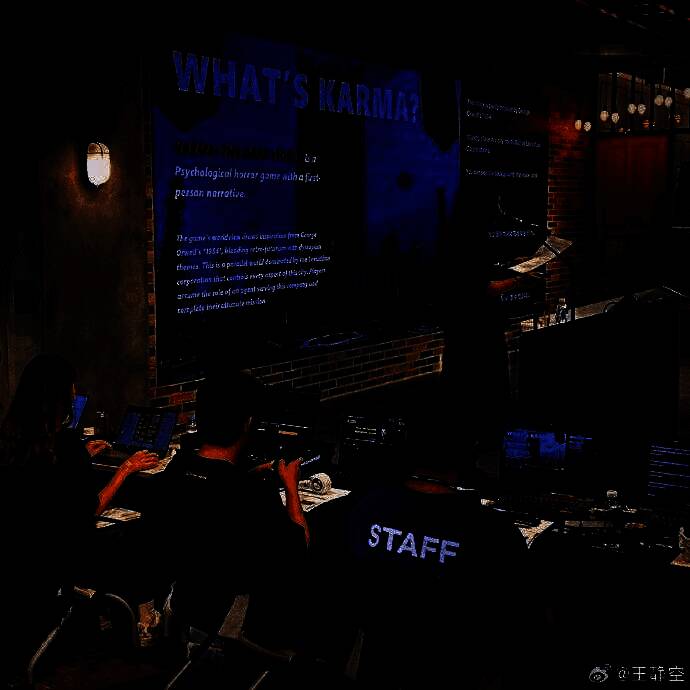 角色在昏暗走廊中潜行的画面，氛围营造极具代入感