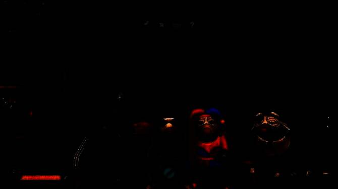 厨房内部场景展示，多只老鼠分工合作，有的在切菜，有的在翻炒，热火朝天的工作氛围