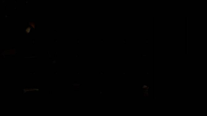 餐厅大厅画面，不同种族的顾客围坐在桌边，有吸血鬼、矮人和精灵等角色正在用餐