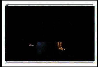 图片在文档中被选中，周围出现编辑框，直观显示透明度变化后的视觉呈现