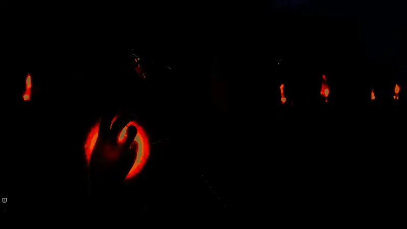 游戏开发者在会议室内讨论项目策略，墙上投影着数据分析图表