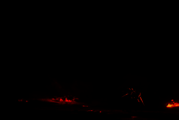 蒙犽在战场中央火力全开，周围敌人被火焰覆盖