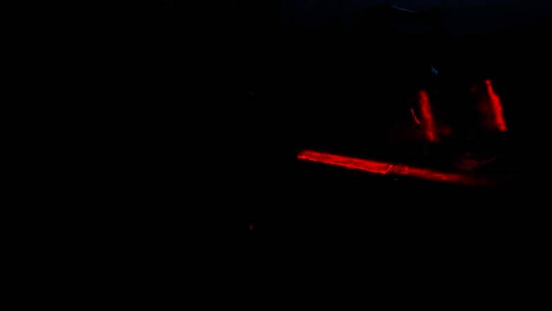 战斗画面展示角色正在肢解一名机械敌人，周围有强烈的光效与残肢飞溅