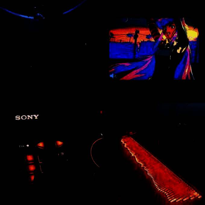 角色站在高处俯瞰一片废墟城市，天空中漂浮着巨大结构物，整体画面充满未来感与神秘气息