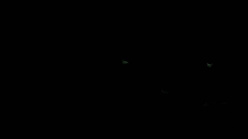 游戏中的角色手持工具正在建造木屋的场景展示