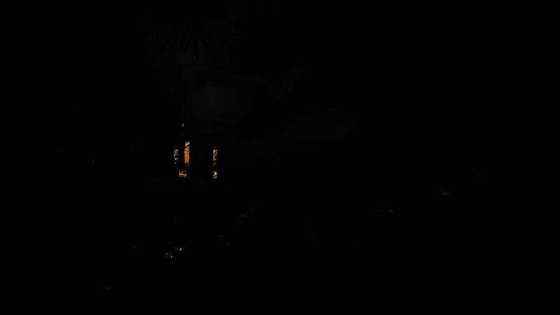 游戏中深海生态区的全景展示，五彩斑斓的水下世界与奇异生物交错分布