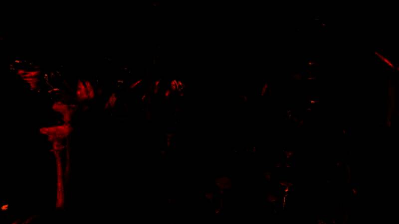 玩家操控角色在高压环境中艰难前行，周围是密布的珊瑚礁与游动的深海生物