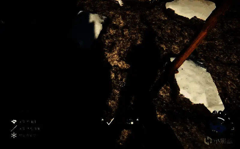 木棍已插入地面，GPS定位仪正在被安装于其上方