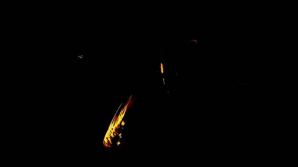 角色“三娘”特写，面部表情坚毅，手持武器与法术并用，背景为神秘古庙