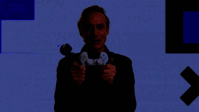 限量版DualSense控制器展示图，呈现《宇宙机器人》风格涂装与专属表情设计