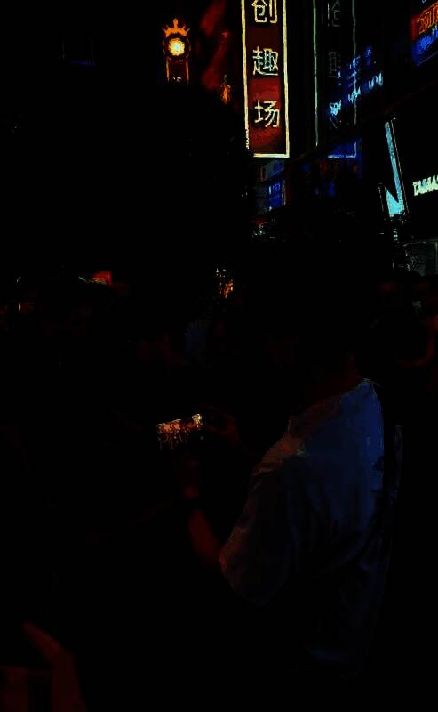 小岛秀夫在南京东路街头拍照，周围有粉丝围观