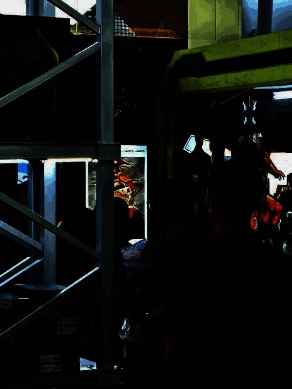 小岛秀夫与粉丝合影留念，面带微笑