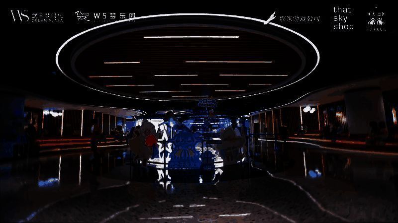 活动现场布置如梦幻花园，众多光之子在展区前合影留念