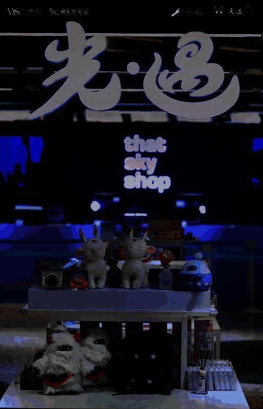 武汉城市限定系列周边展台，展示着玫瑰主题明信片和纽扣徽章