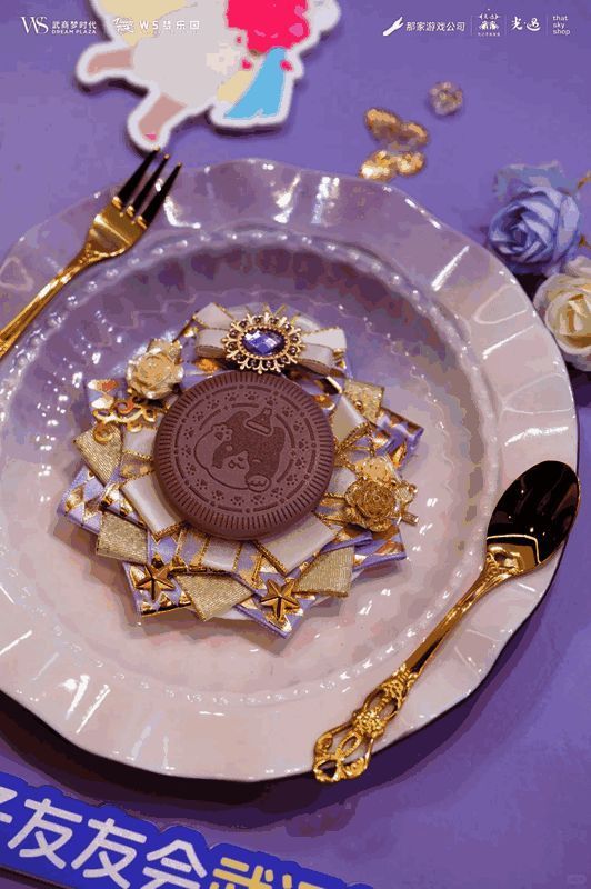 光之子们在快闪店内选购限量商品，现场人流络绎不绝