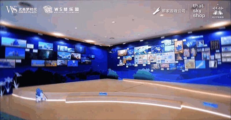 光之画廊展出部分玩家作品，观众驻足欣赏并拍照留念