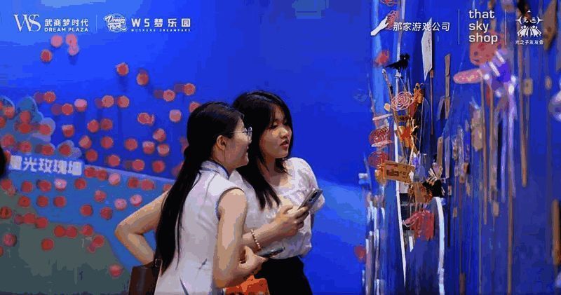 无料花墙前，光之子们交换手工艺品，彼此留下祝福留言