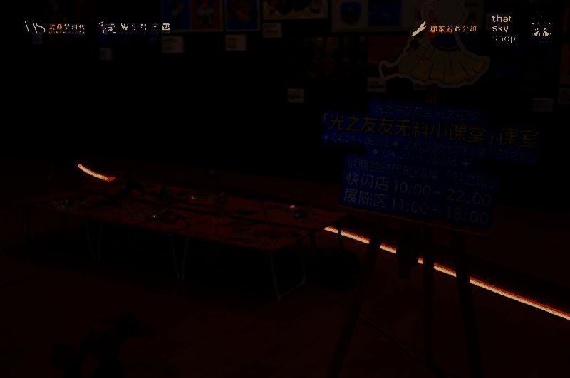 光之子们在指导下用废旧塑料瓶制作手工花朵，专注而投入