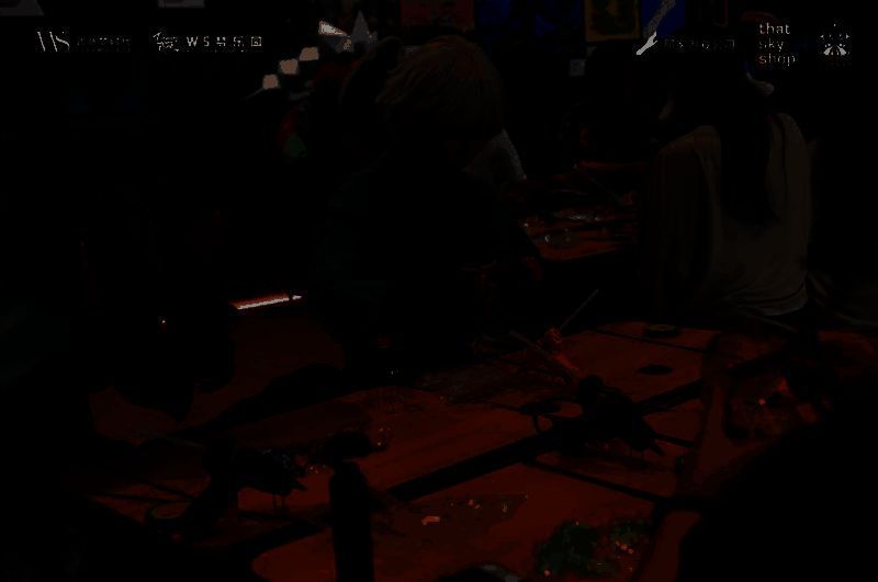 孩子们在家长陪同下参与环保手工活动，场面温馨感人