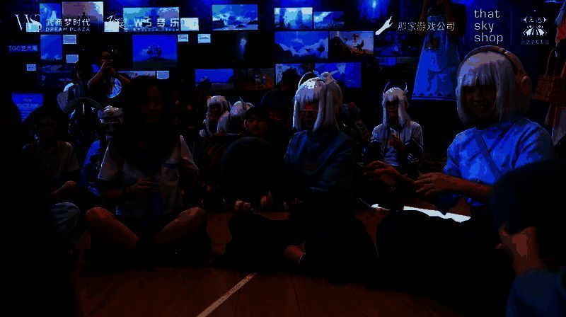 百人巡游队伍在活动现场整齐列队，即将开始欢乐奔跑