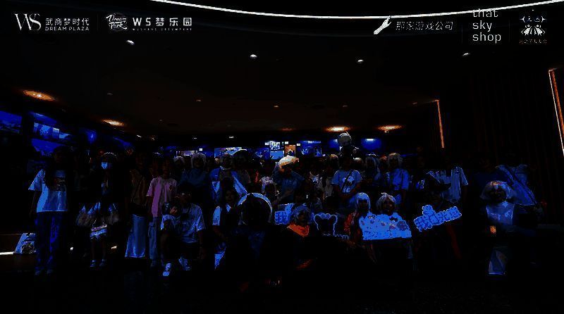 活动结束时，众多光之子在快闪店门口合影告别，依依不舍