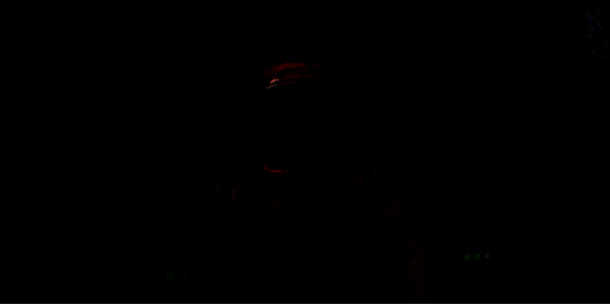 角色身穿防护服细节图，背景为未来都市风格