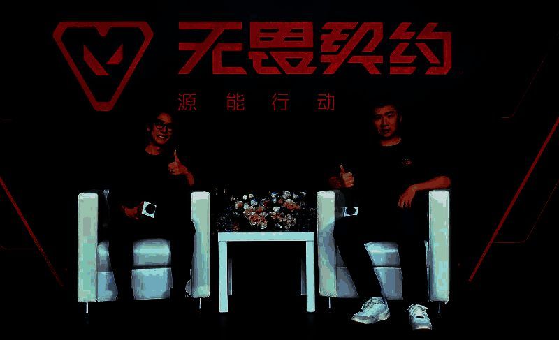 夜晚灯光下的K/O装置闪耀全场，人群热情高涨