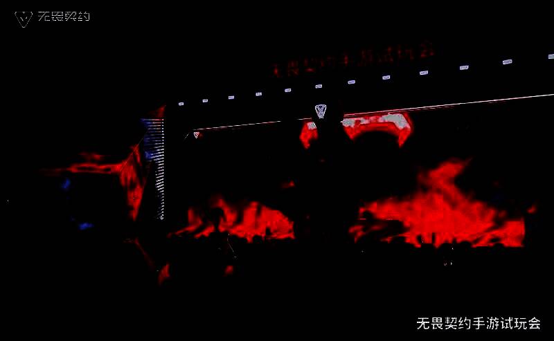 游戏主播在舞台上演激烈对战，观众掌声不断