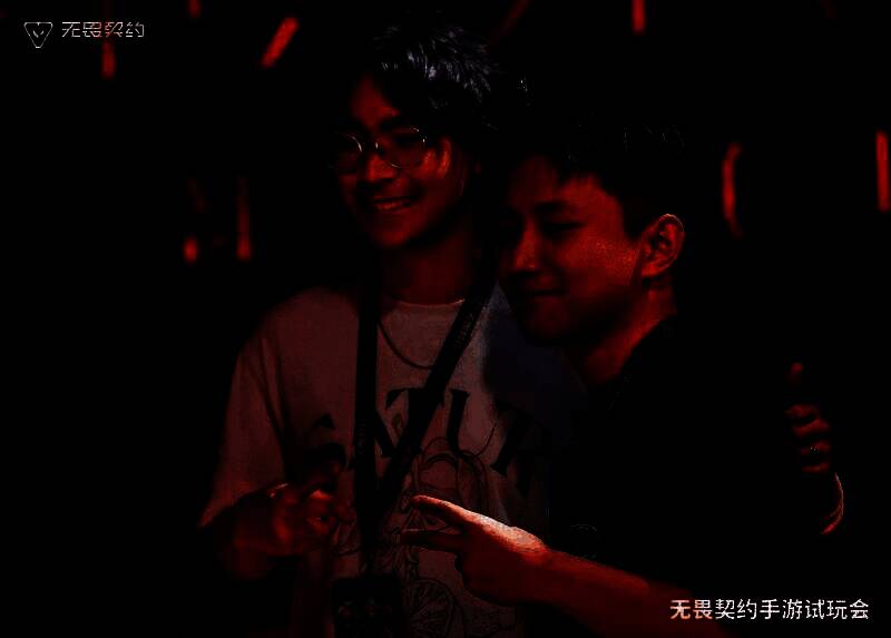 多位知名主播齐聚试玩区，认真投入游戏体验