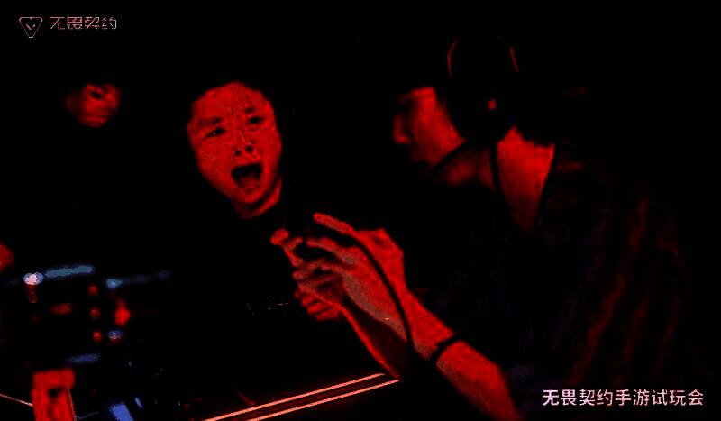 试玩区内玩家专注操作，现场气氛热烈