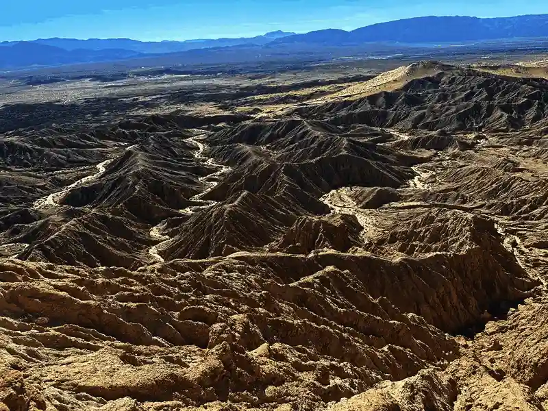游戏场景截图与真实沙漠地貌对比